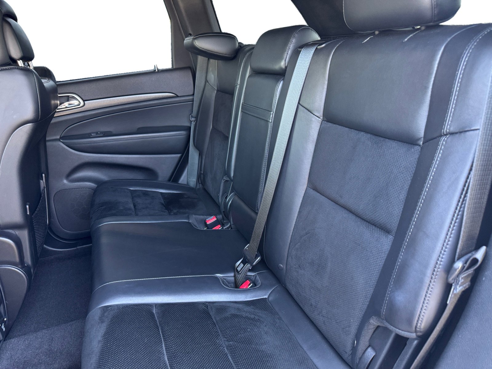 Used 2017 Jeep Grand Cherokee Altitude RWD image 13