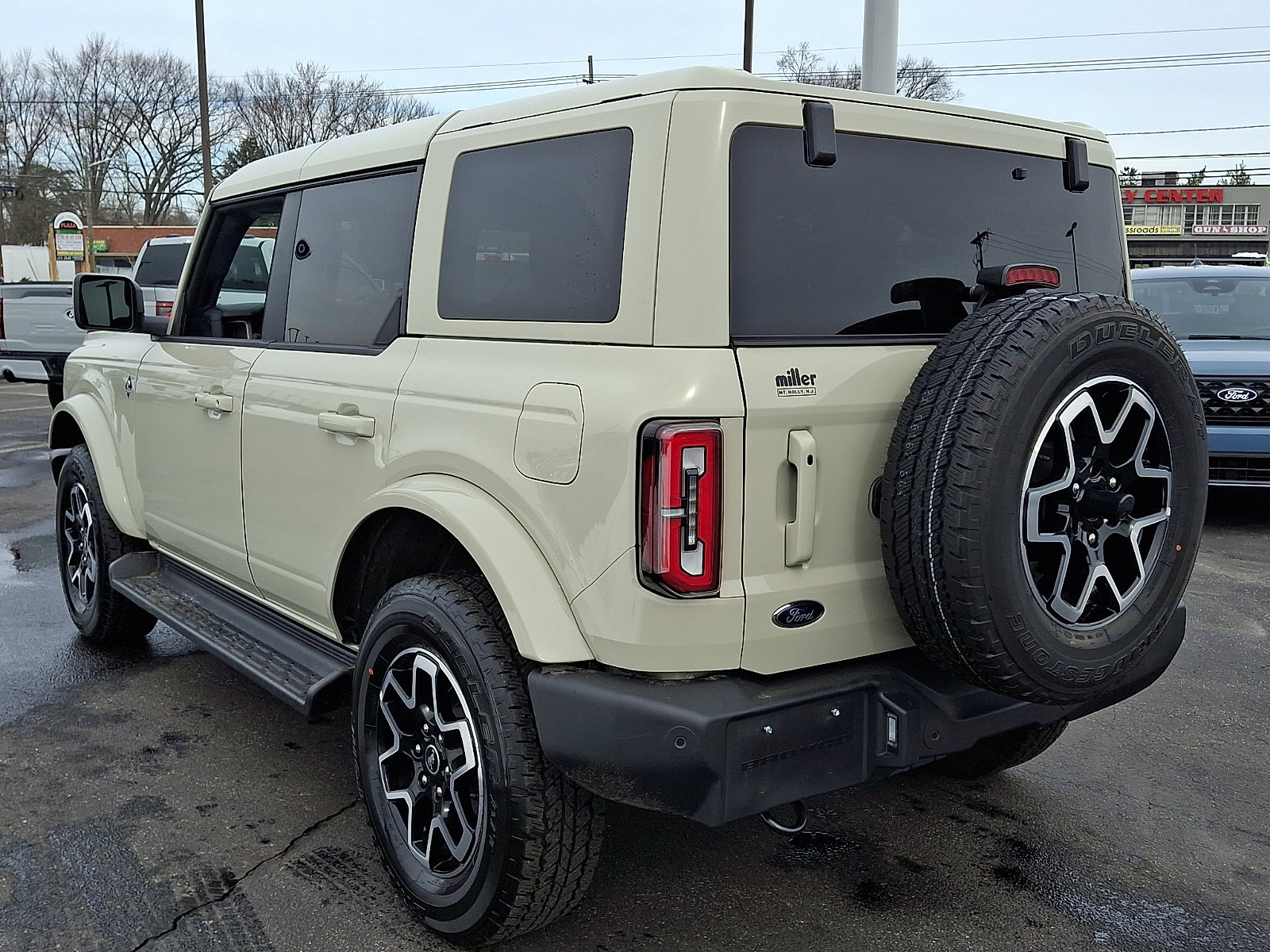 Used 2025 Ford Bronco Outer Banks image 4