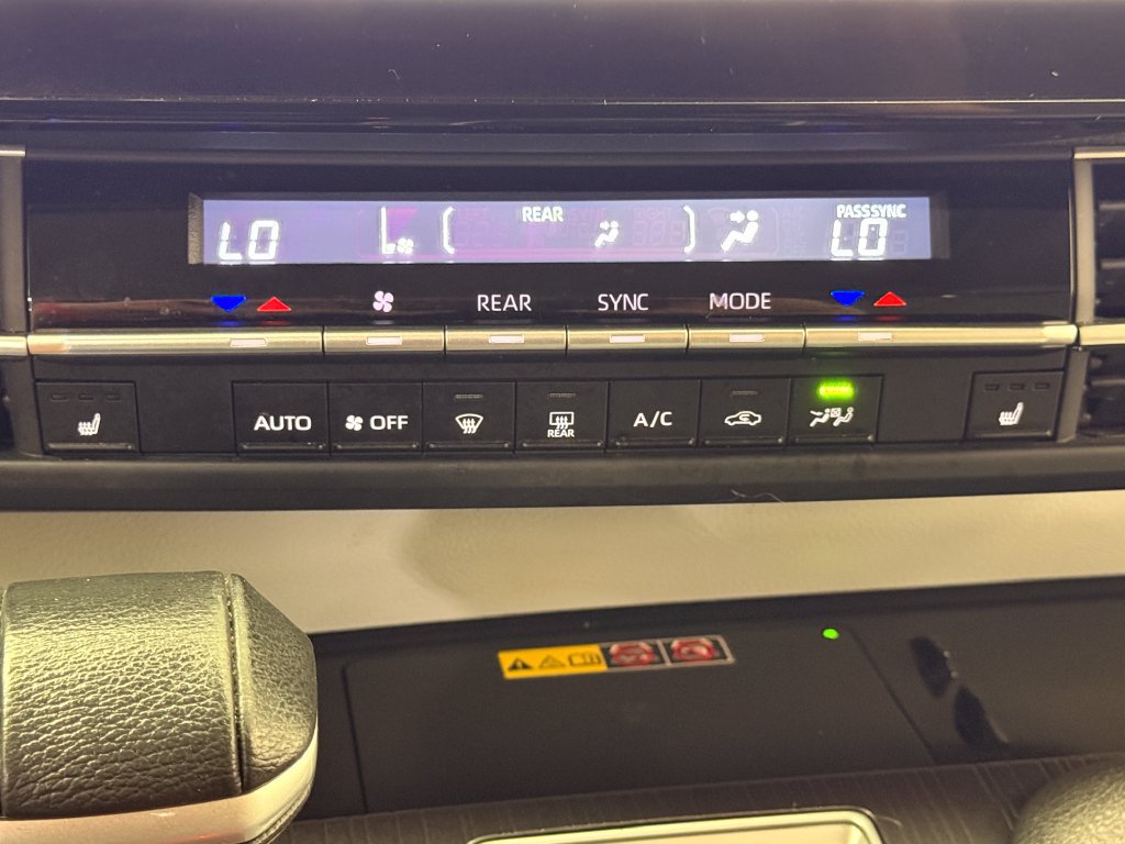Used 2025 Toyota Sienna XLE w/ XLE Plus Package FWD image 26
