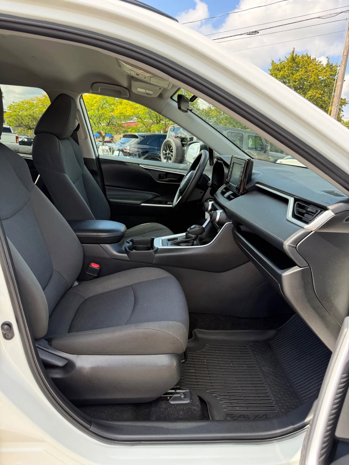 Used 2021 Toyota RAV4 LE image 17