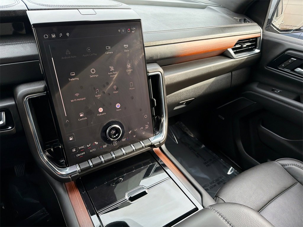 Used 2025 GMC Yukon Denali w/ Denali Reserve Package image 32