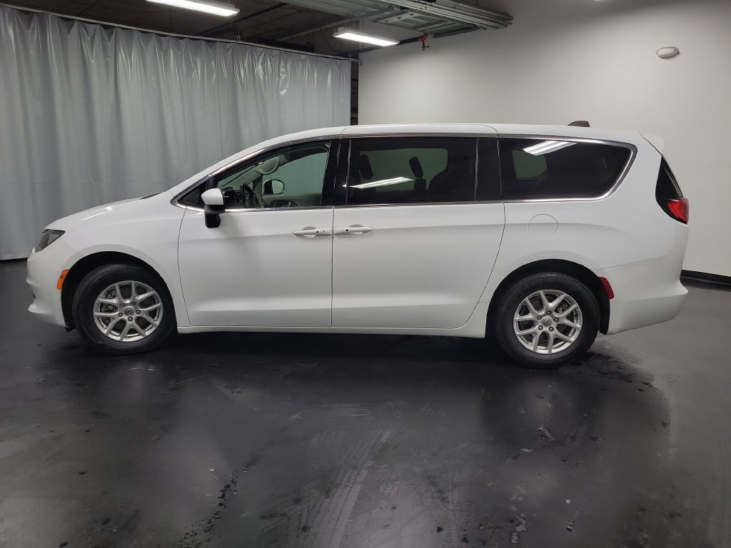 Used 2022 Chrysler Voyager LX FWD image 5
