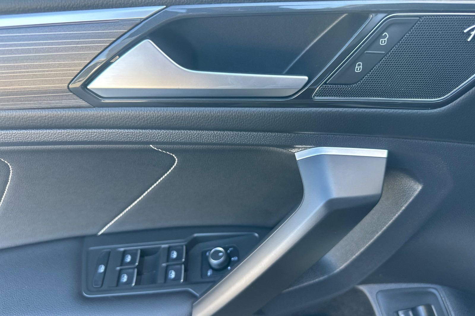 Certified 2024 Volkswagen Tiguan SEL R-Line image 11