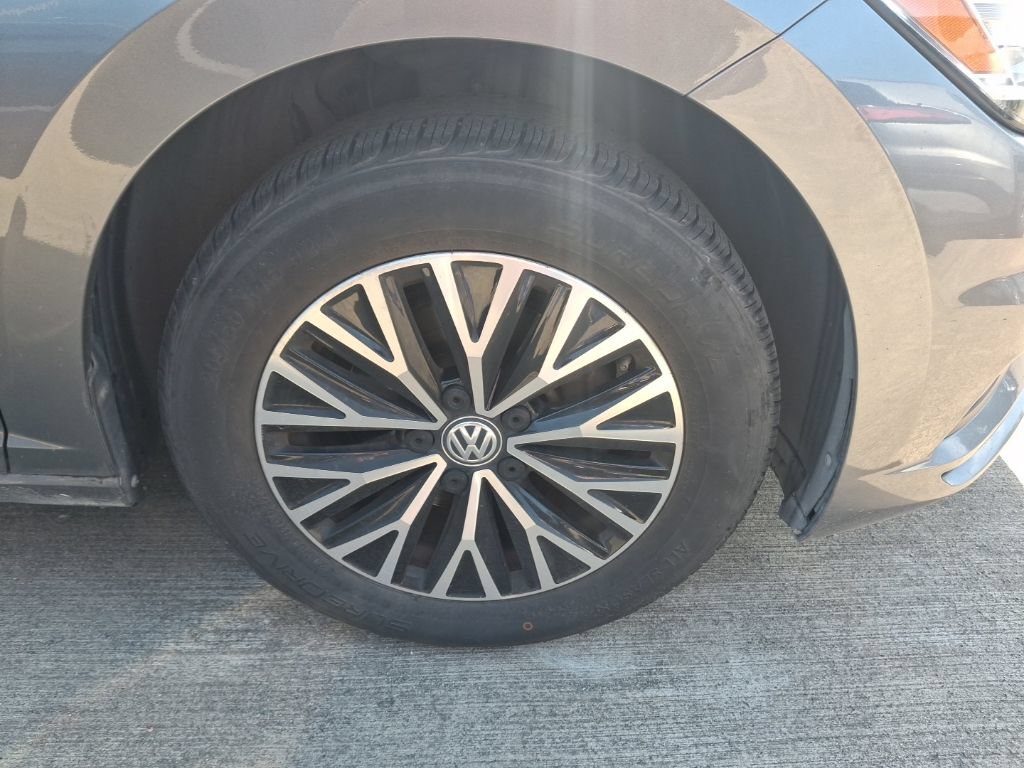 Used 2019 Volkswagen Jetta SE w/ Cold Weather Package FWD image 4