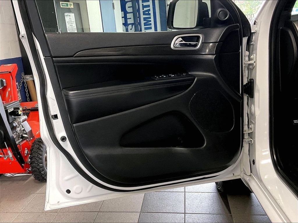 Used 2018 Jeep Grand Cherokee Altitude AWD/4WD image 9