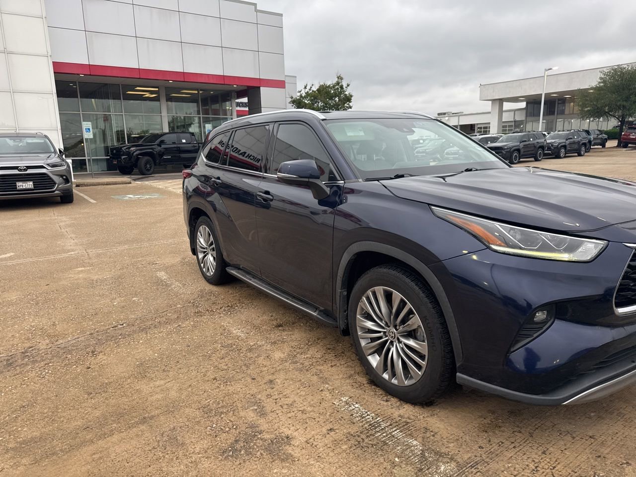 Used 2021 Toyota Highlander Platinum FWD image 2