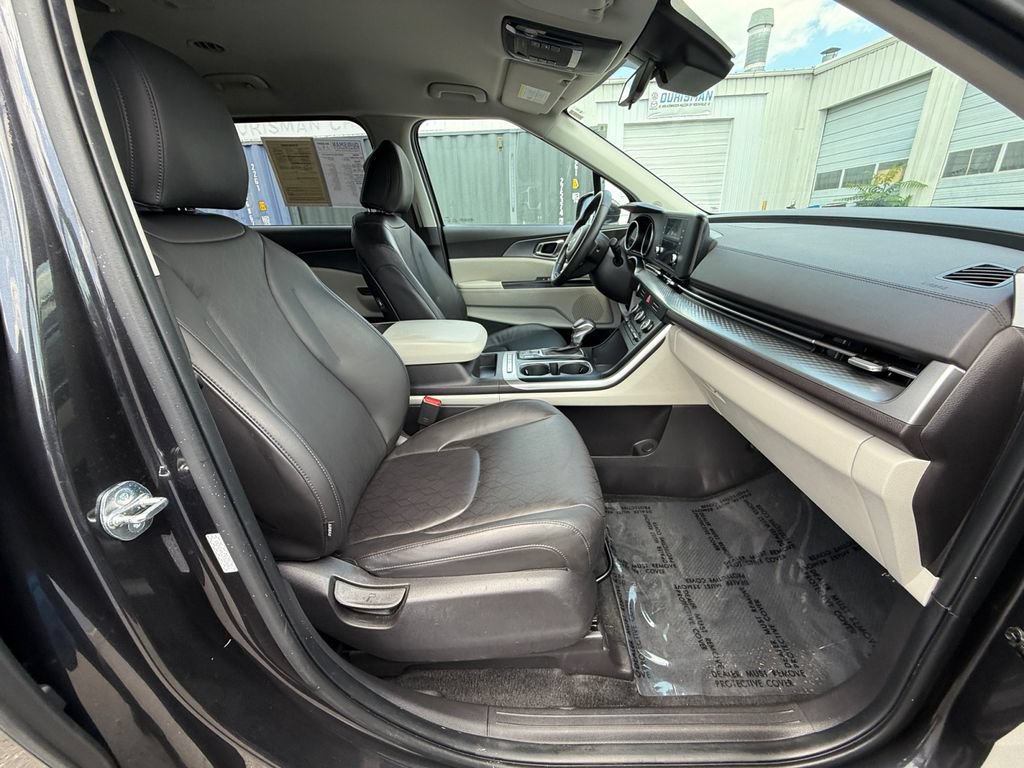 Used 2024 Kia Carnival LX FWD image 27
