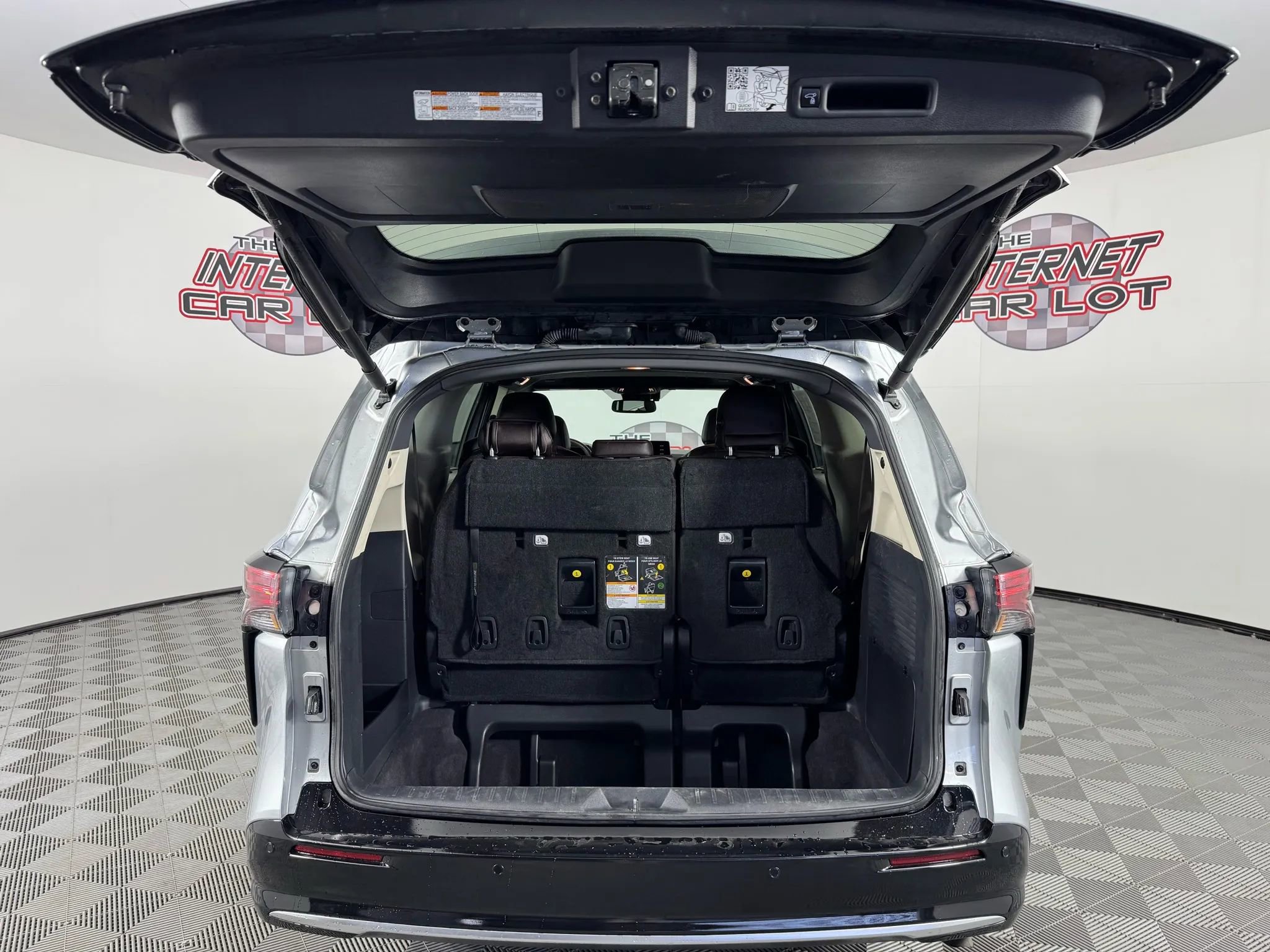 Used 2024 Toyota Sienna Platinum image 29