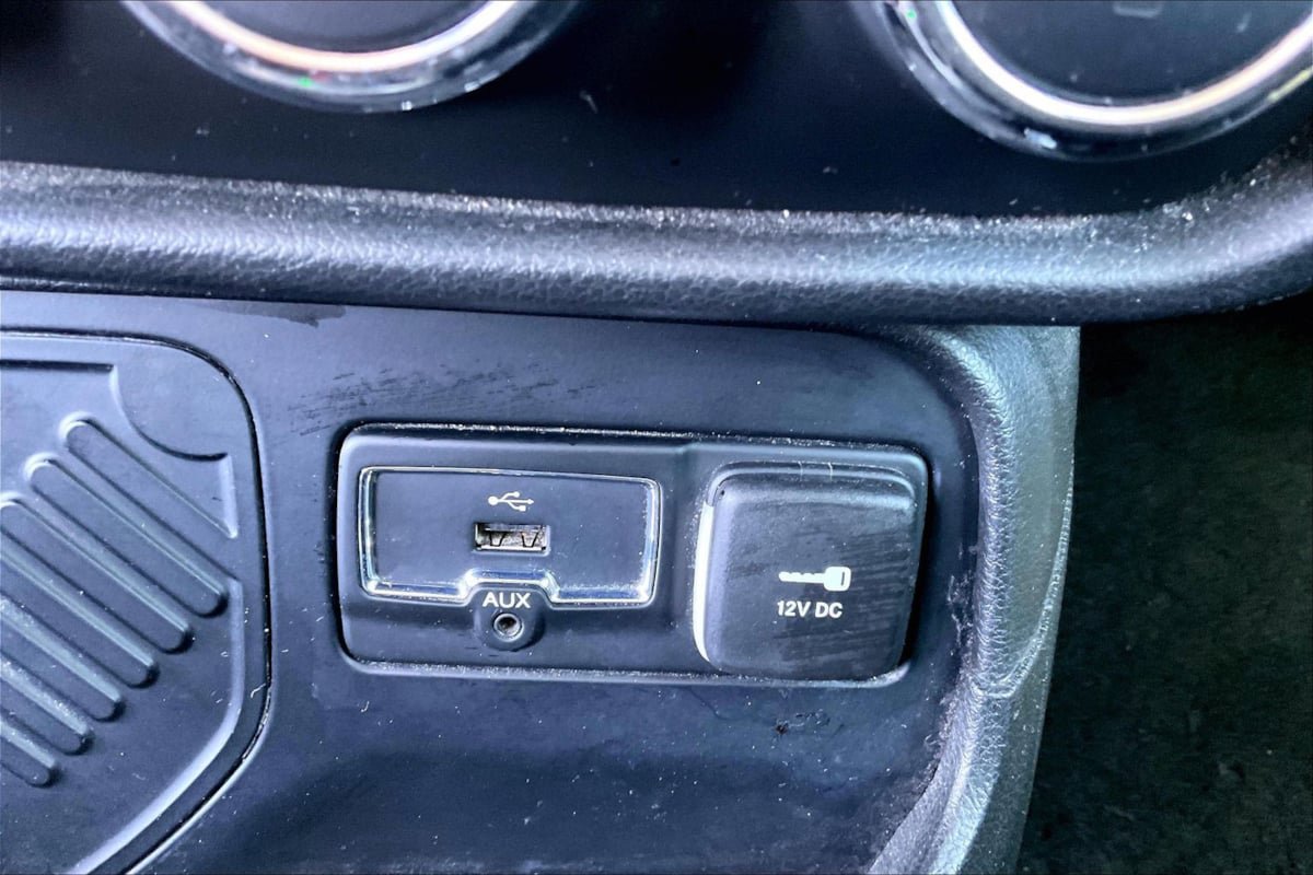 Used 2015 Jeep Renegade Latitude FWD image 31