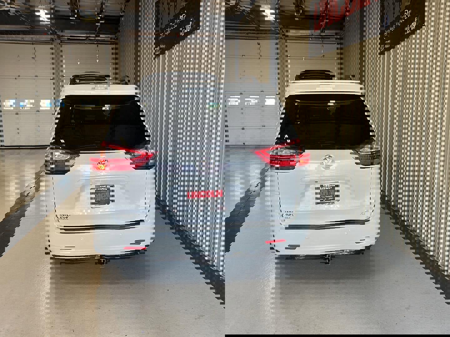 Used 2015 Toyota Sienna XLE w/ XLE Navigation Package FWD image 8