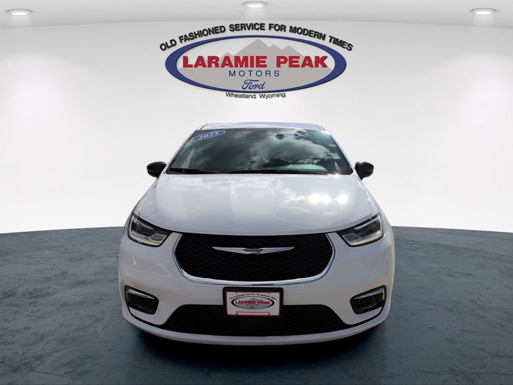 Used 2025 Chrysler Pacifica Select image 6