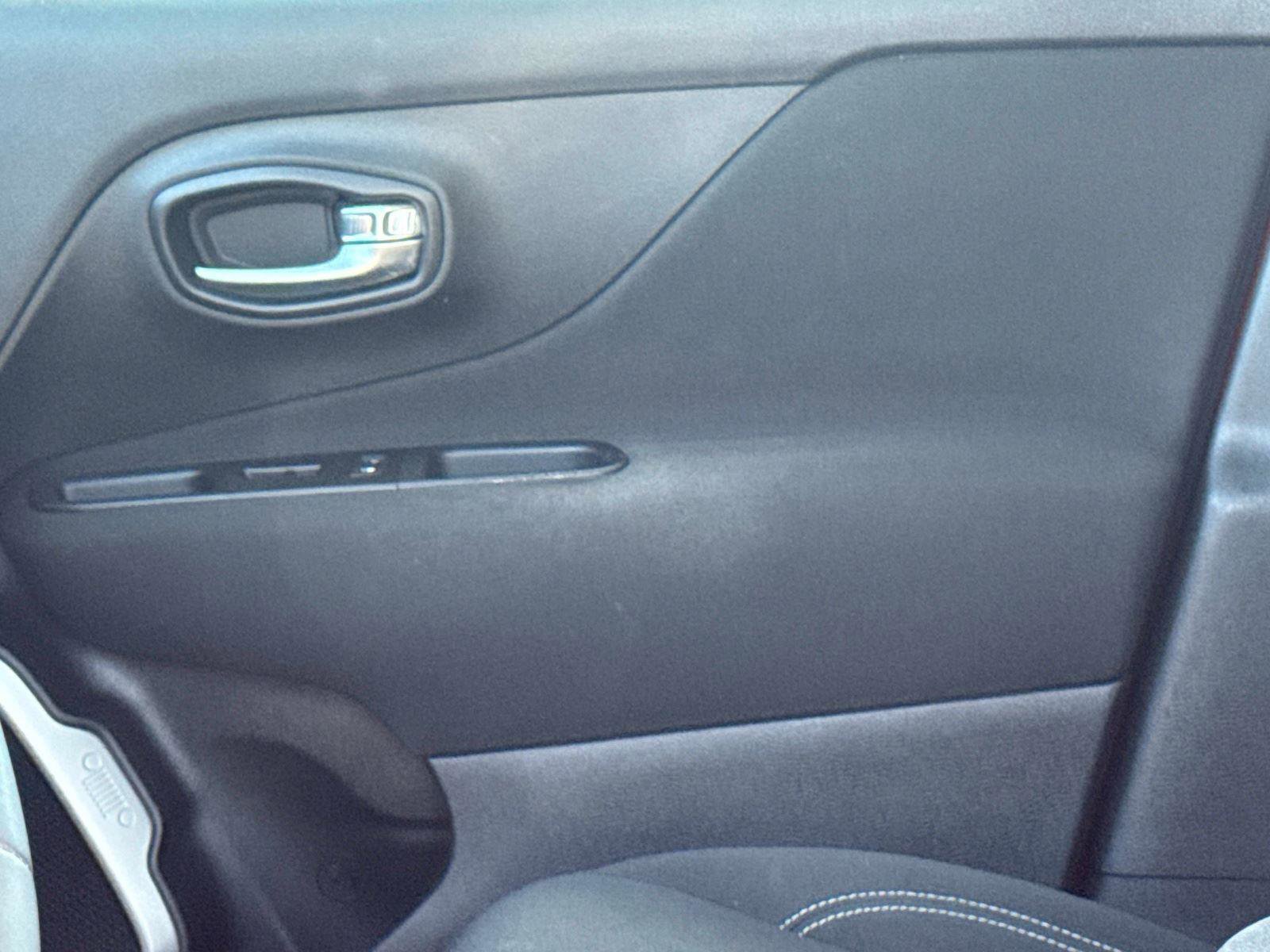 Used 2021 Jeep Renegade Latitude FWD image 20