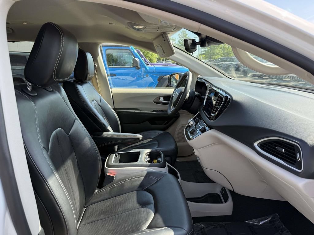 Used 2024 Chrysler Pacifica Touring-L FWD image 14