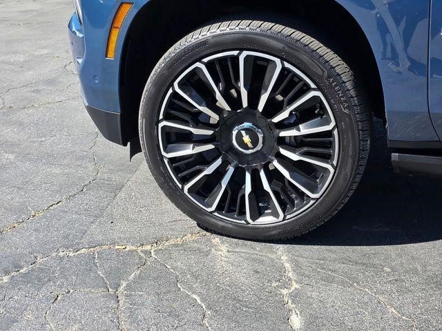 Certified 2025 Chevrolet Suburban High Country image 5