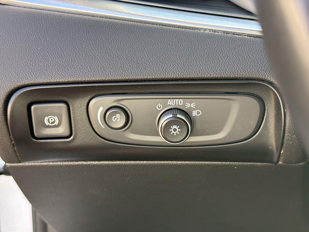 Used 2018 Buick Enclave Premium w/ LPO, Cargo Package FWD image 17