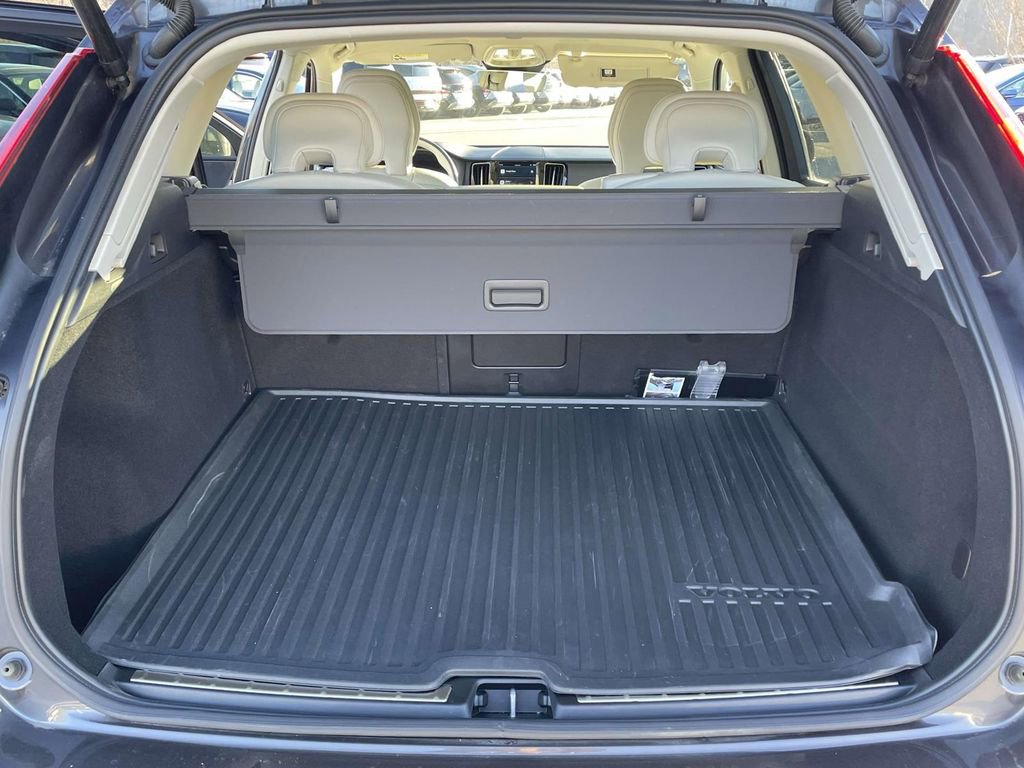 Used 2023 Volvo XC60 B5 Core image 30