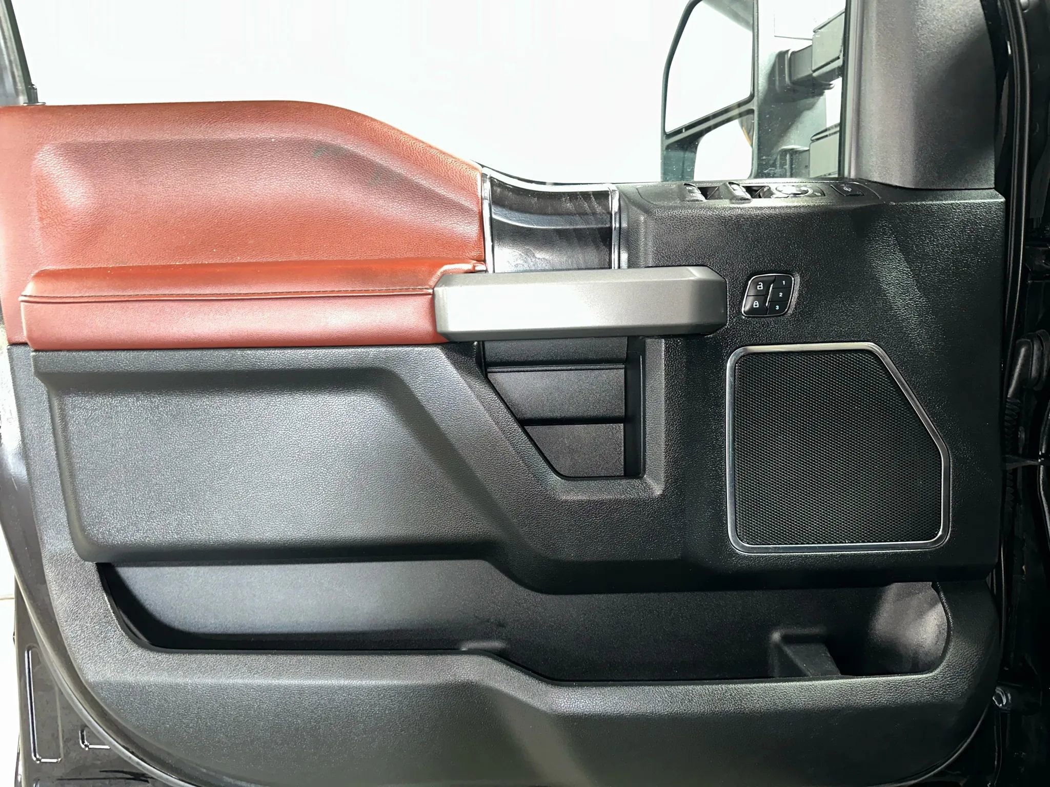 Used 2019 Ford F350 Platinum w/ Platinum Ultimate Package image 24