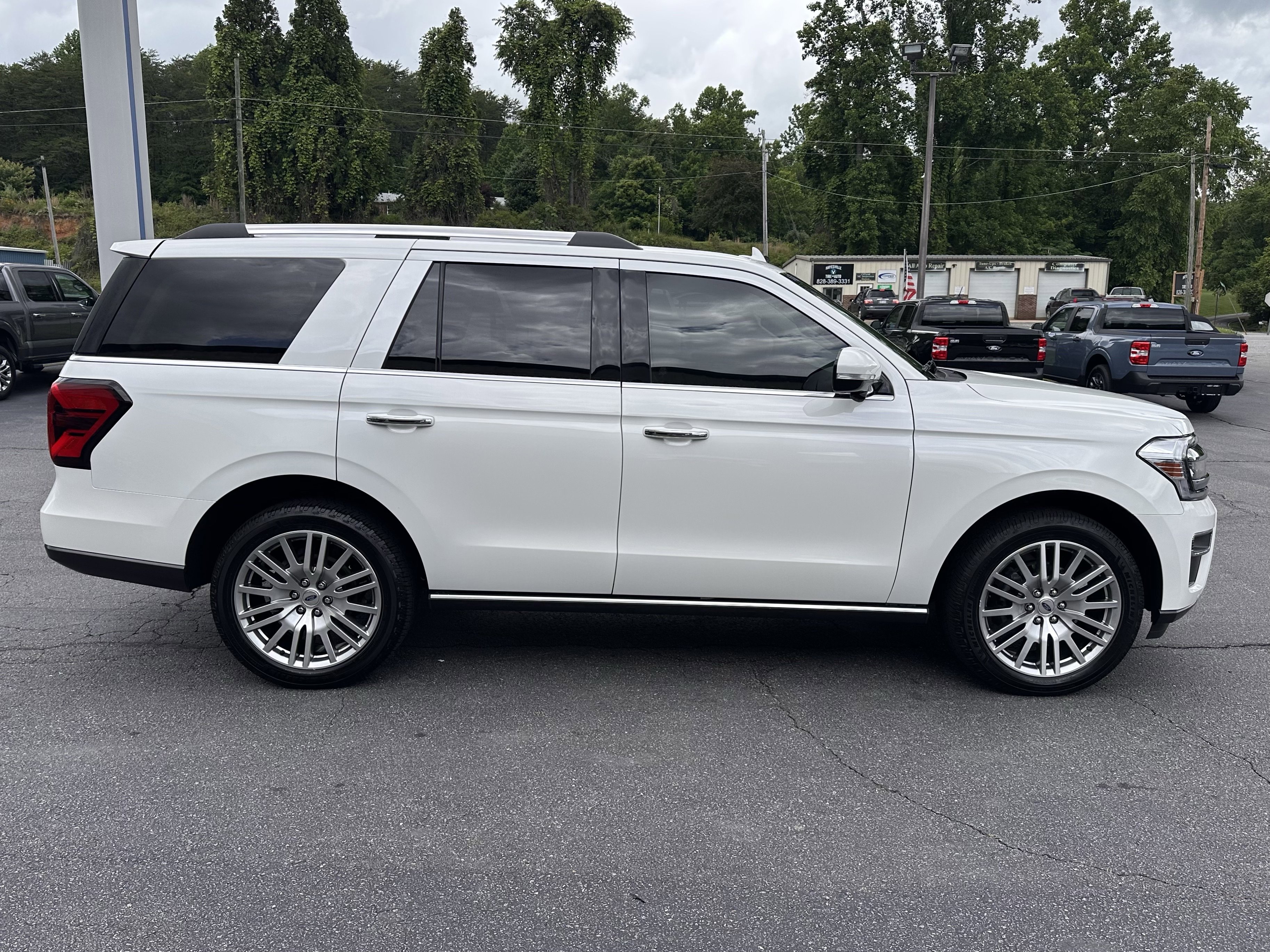 Used 2024 Ford Expedition Limited AWD/4WD image 6