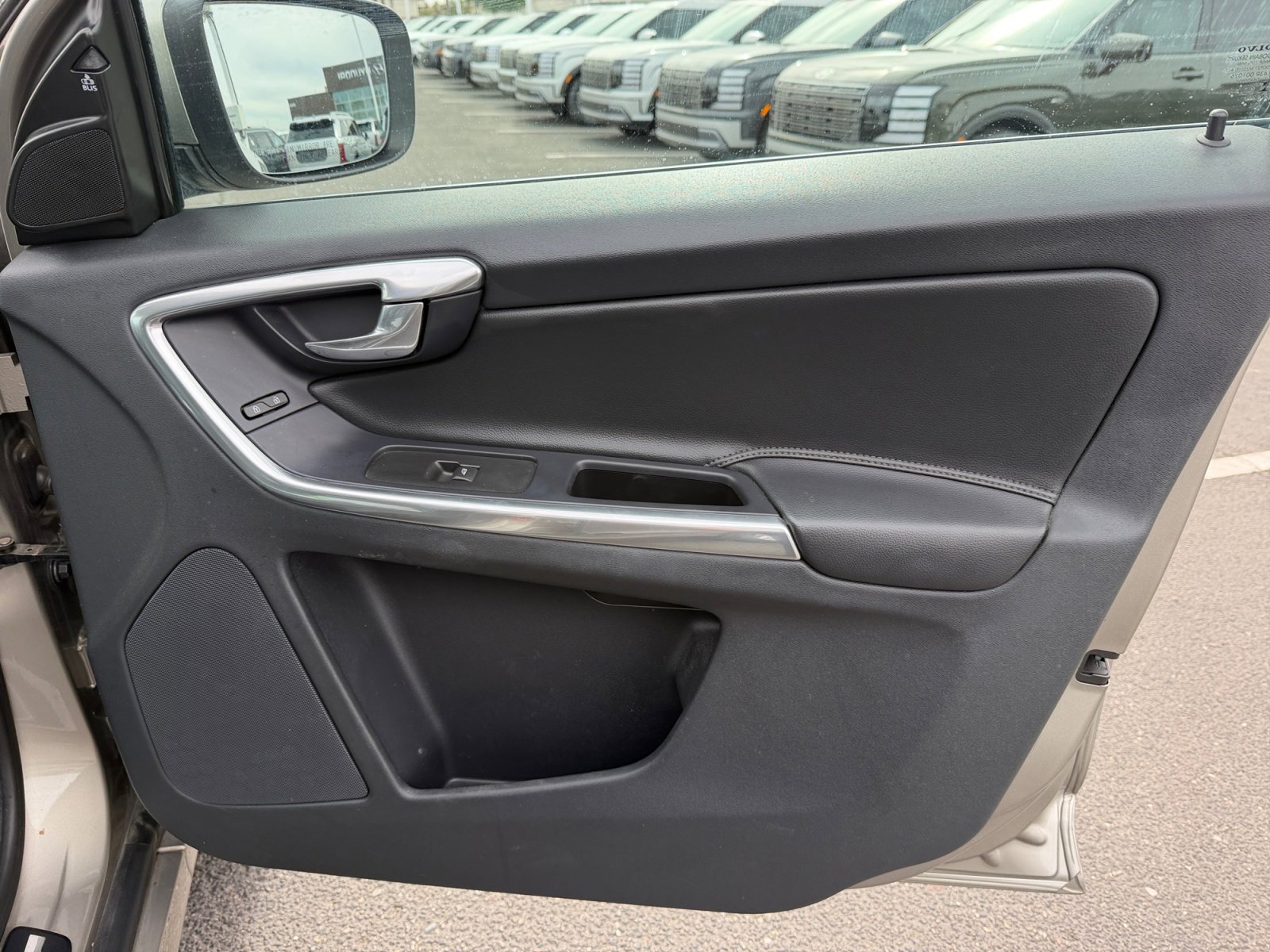 Used 2016 Volvo XC60 T5 Premier w/ Proximity Package image 15