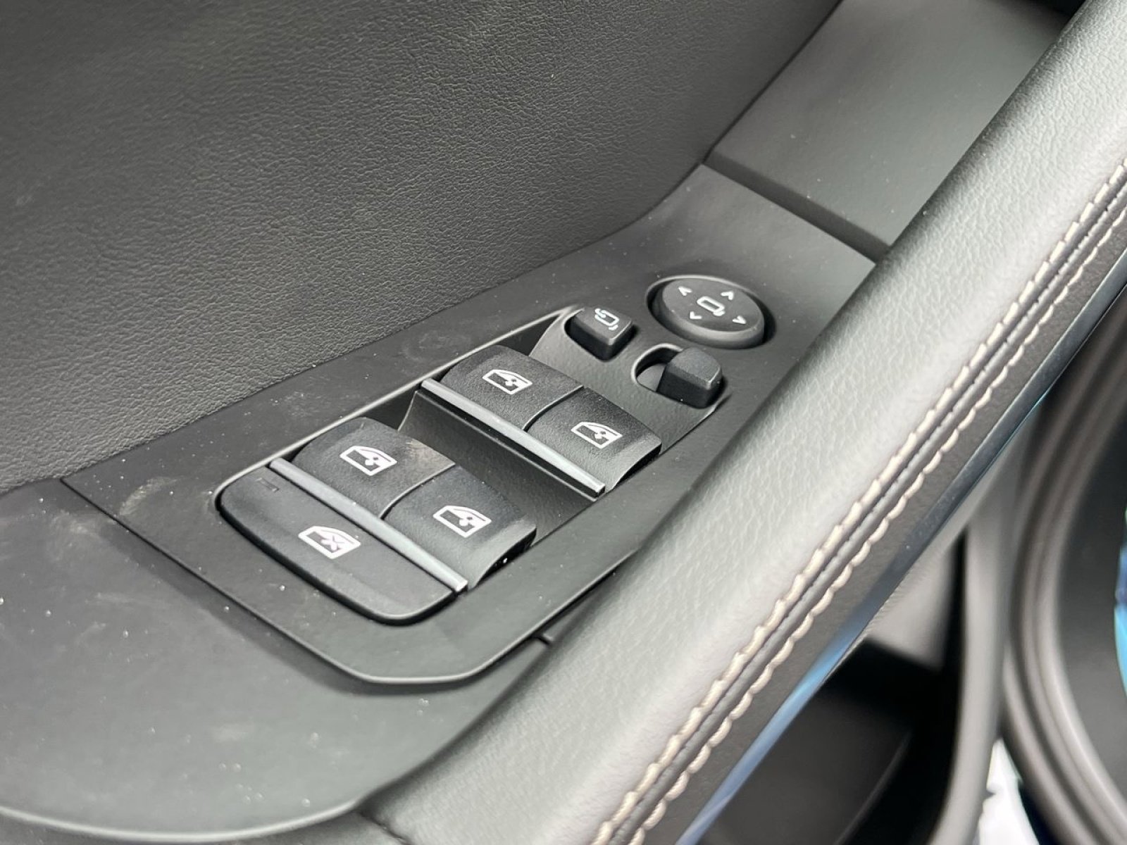 New 2026 BMW X6 M60i image 12