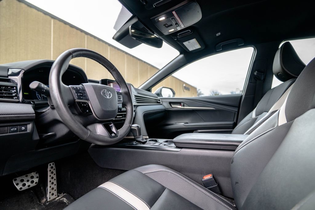 Used 2025 Toyota Camry SE w/ Convenience Package image 5