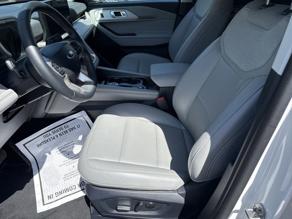 Used 2025 Ford Explorer Active w/ Active Comfort Package AWD/4WD image 9