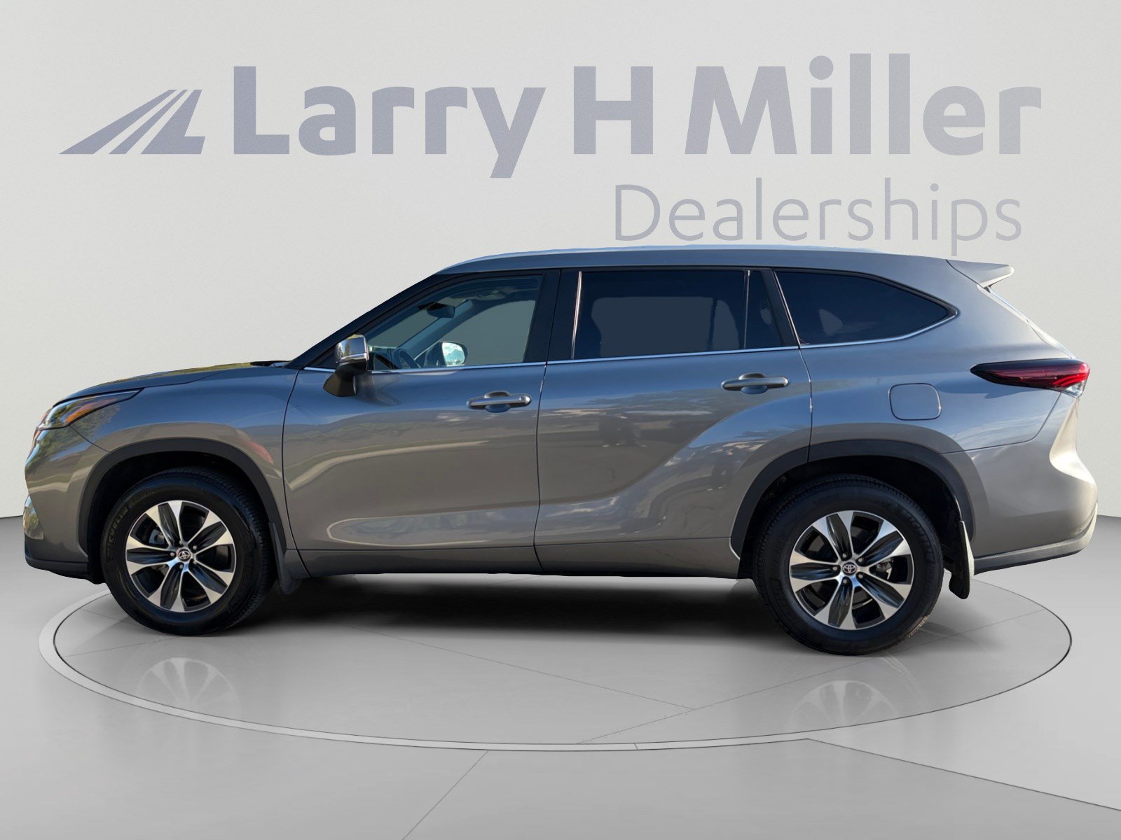 Used 2025 Toyota Highlander XLE AWD/4WD image 2