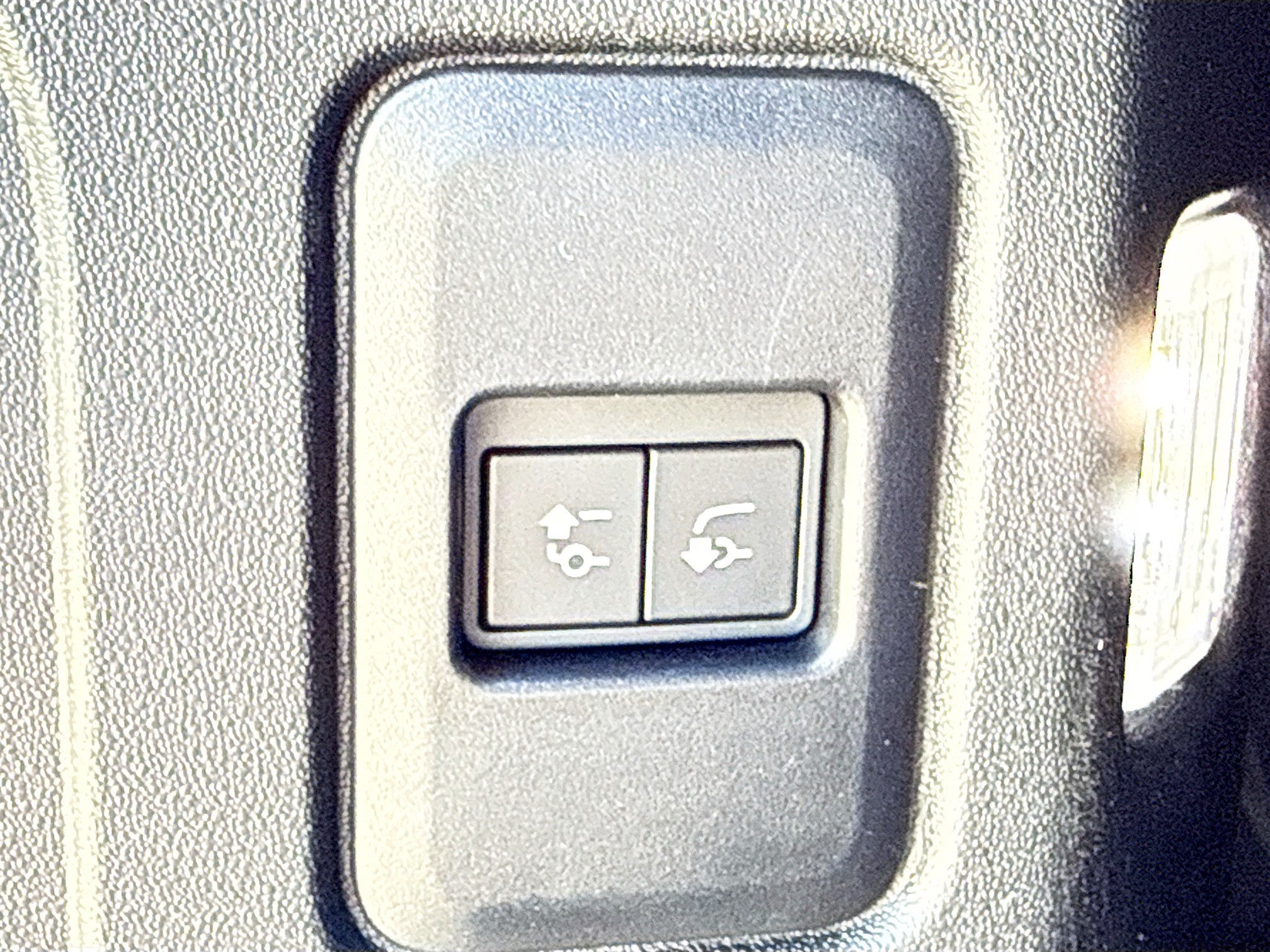 New 2026 Land Rover Defender 110 X-Dynamic SE AWD/4WD image 13