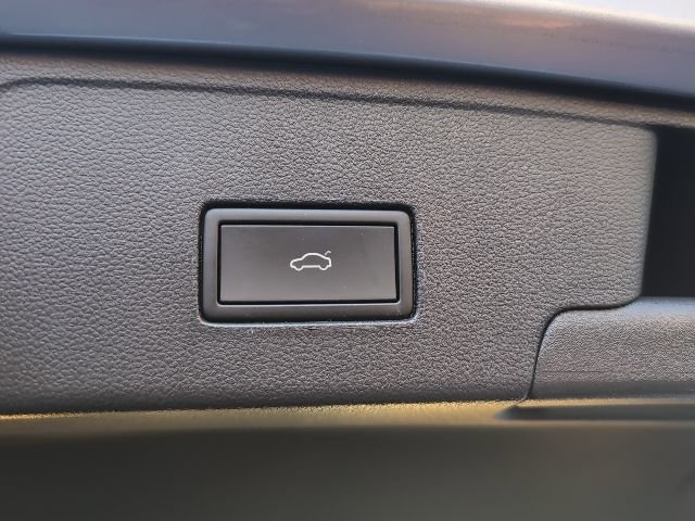 Used 2023 Volkswagen Atlas Cross Sport SE image 25