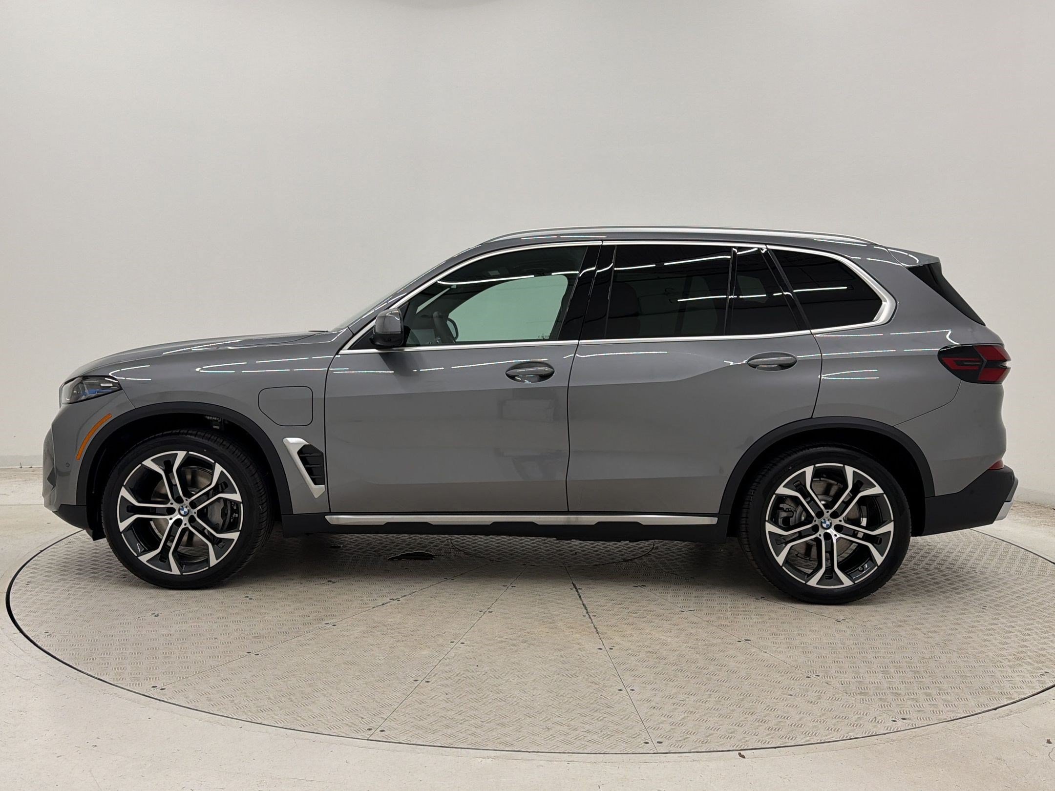 New 2026 BMW X5 xDrive50e w/ Premium Package AWD/4WD image 2