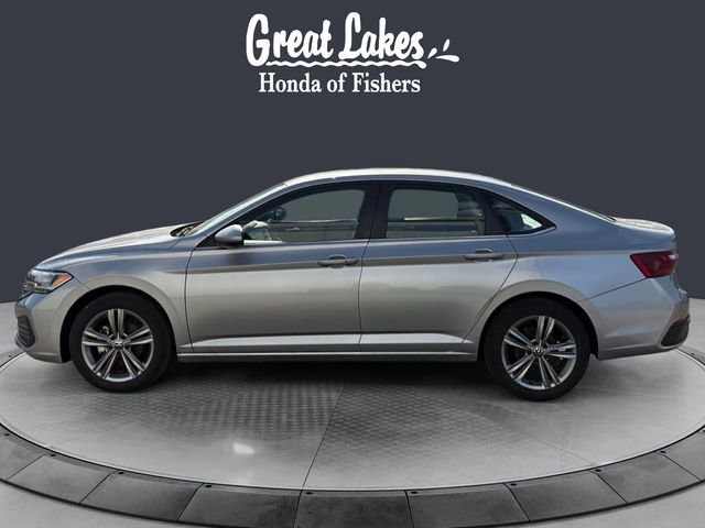 Used 2024 Volkswagen Jetta SE FWD image 2