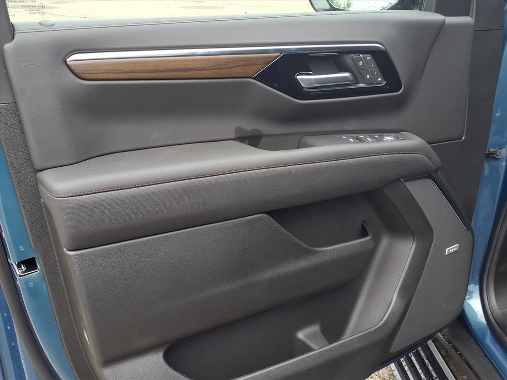 New 2026 Chevrolet Suburban High Country image 3