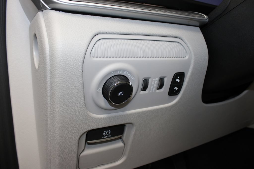 Used 2024 Jeep Wagoneer L Series III w/ Premium Group I AWD/4WD image 25
