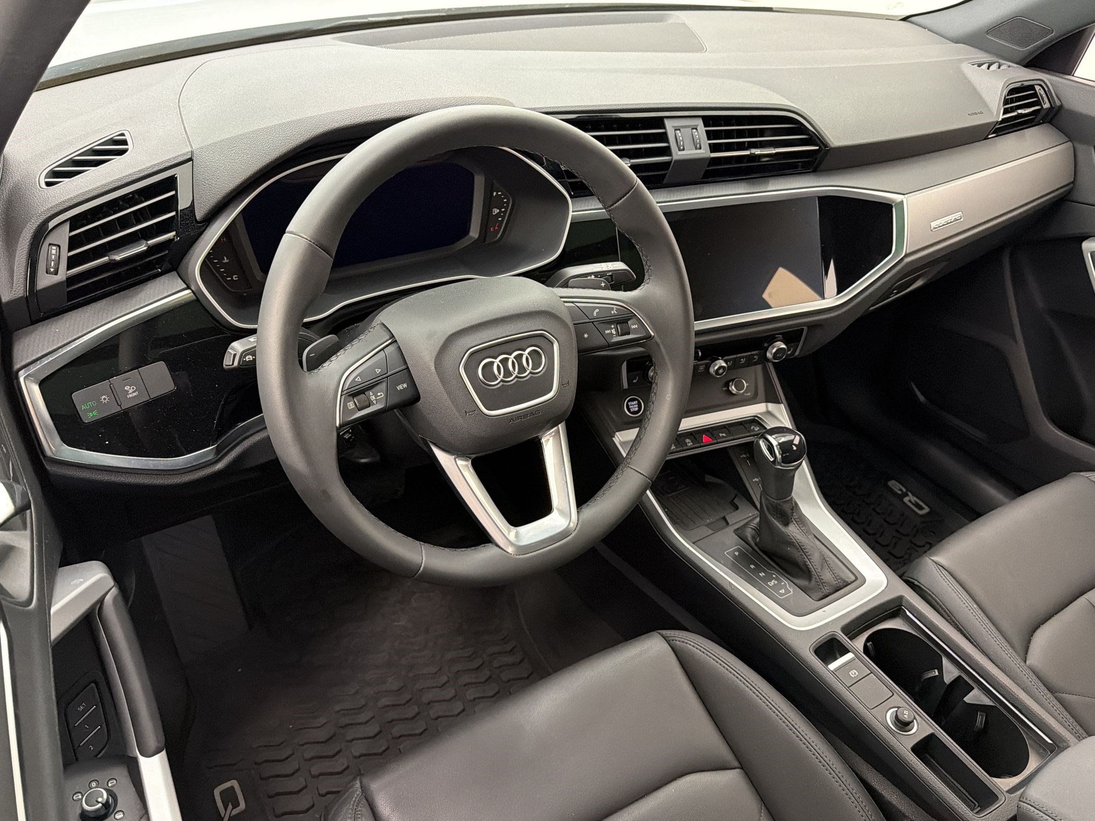 Used 2025 Audi Q3 2.0T Premium w/ Convenience Package AWD/4WD image 4