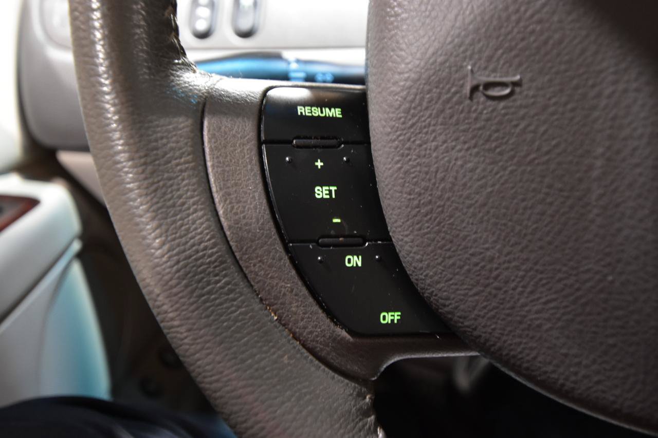 Used 2006 Lincoln Town Car Signature RWD image 16