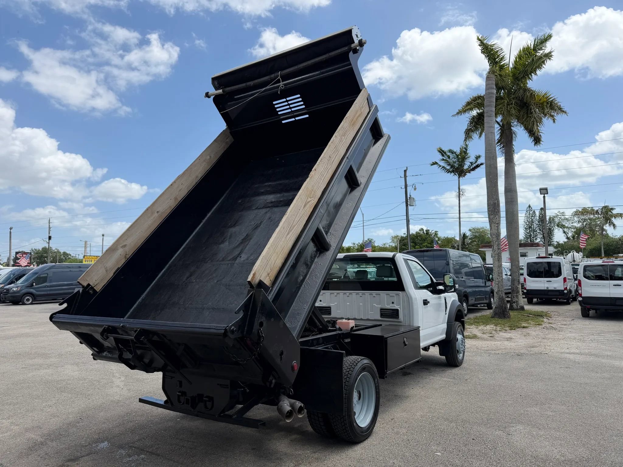 Used 2017 Ford F550 2WD Regular Cab Super Duty image 5