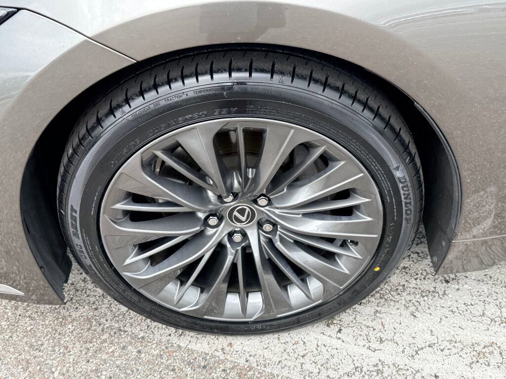 Used 2021 Lexus LS 500 w/ Accessory Package (Z2) image 16