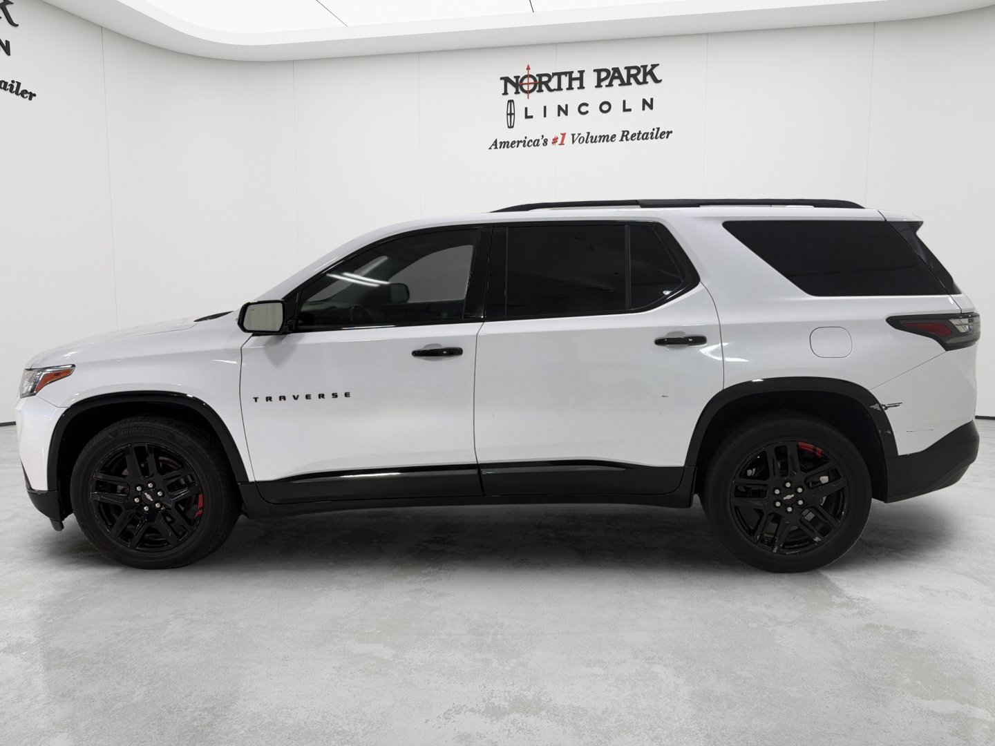 Used 2020 Chevrolet Traverse Premier w/ Redline Edition FWD image 2