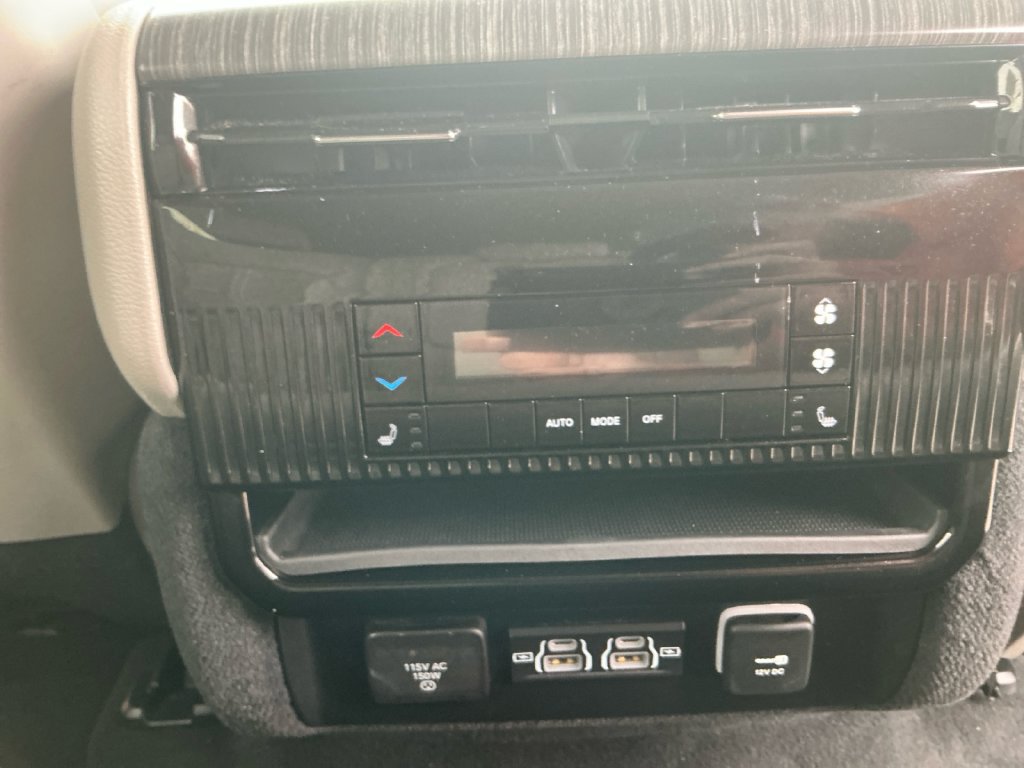 Used 2024 Jeep Wagoneer L Series III w/ Flexible Seating Group AWD/4WD image 16