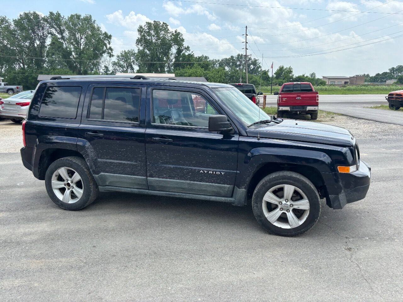 Used 2011 Jeep Patriot Latitude w/ Sun/Sound Group AWD/4WD image 6