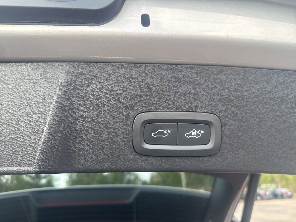 Used 2023 Volvo XC40 B5 Plus AWD/4WD image 21
