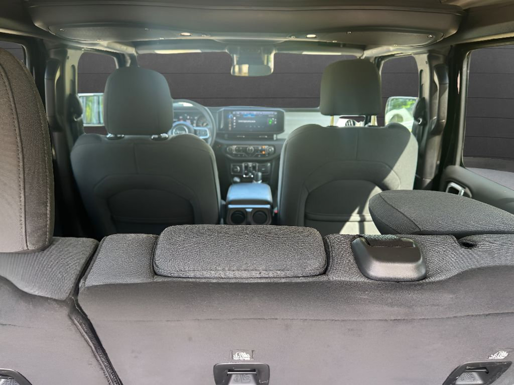 Used 2025 Jeep Wrangler Unlimited Sahara AWD/4WD image 12