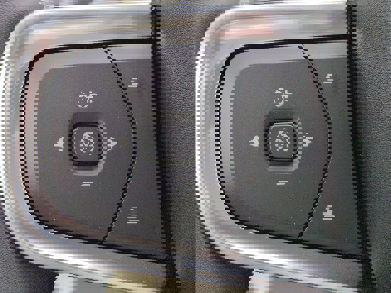 New 2025 Volvo XC40 B5 Plus w/ Protection Package Premier image 24