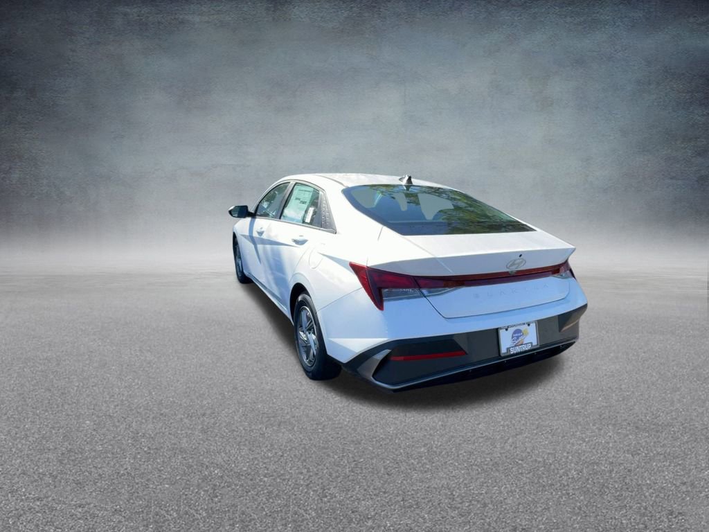 Certified 2025 Hyundai Elantra SE image 18
