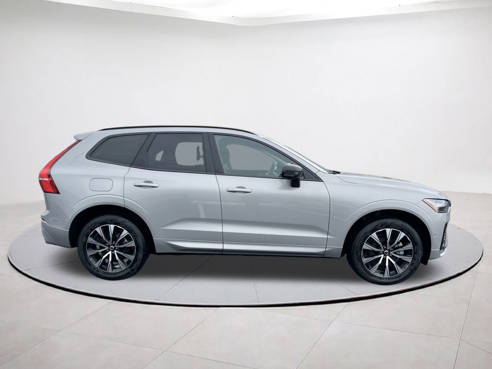 Used 2025 Volvo XC60 B5 Plus image 6