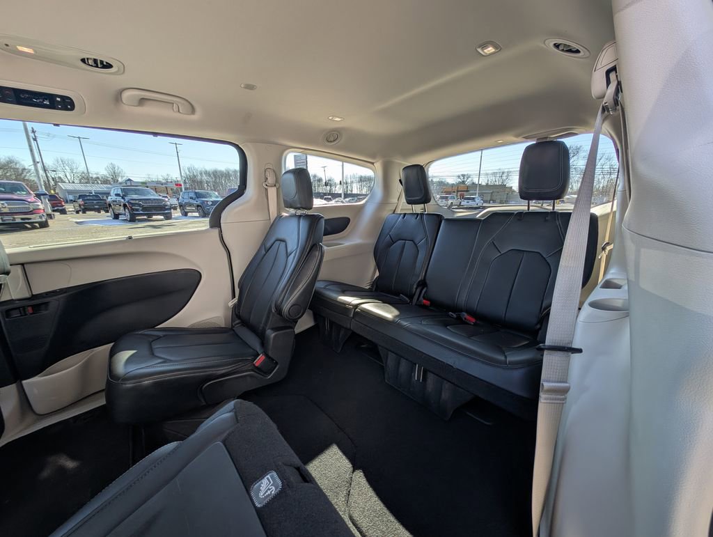 Used 2024 Chrysler Pacifica Touring-L FWD image 20