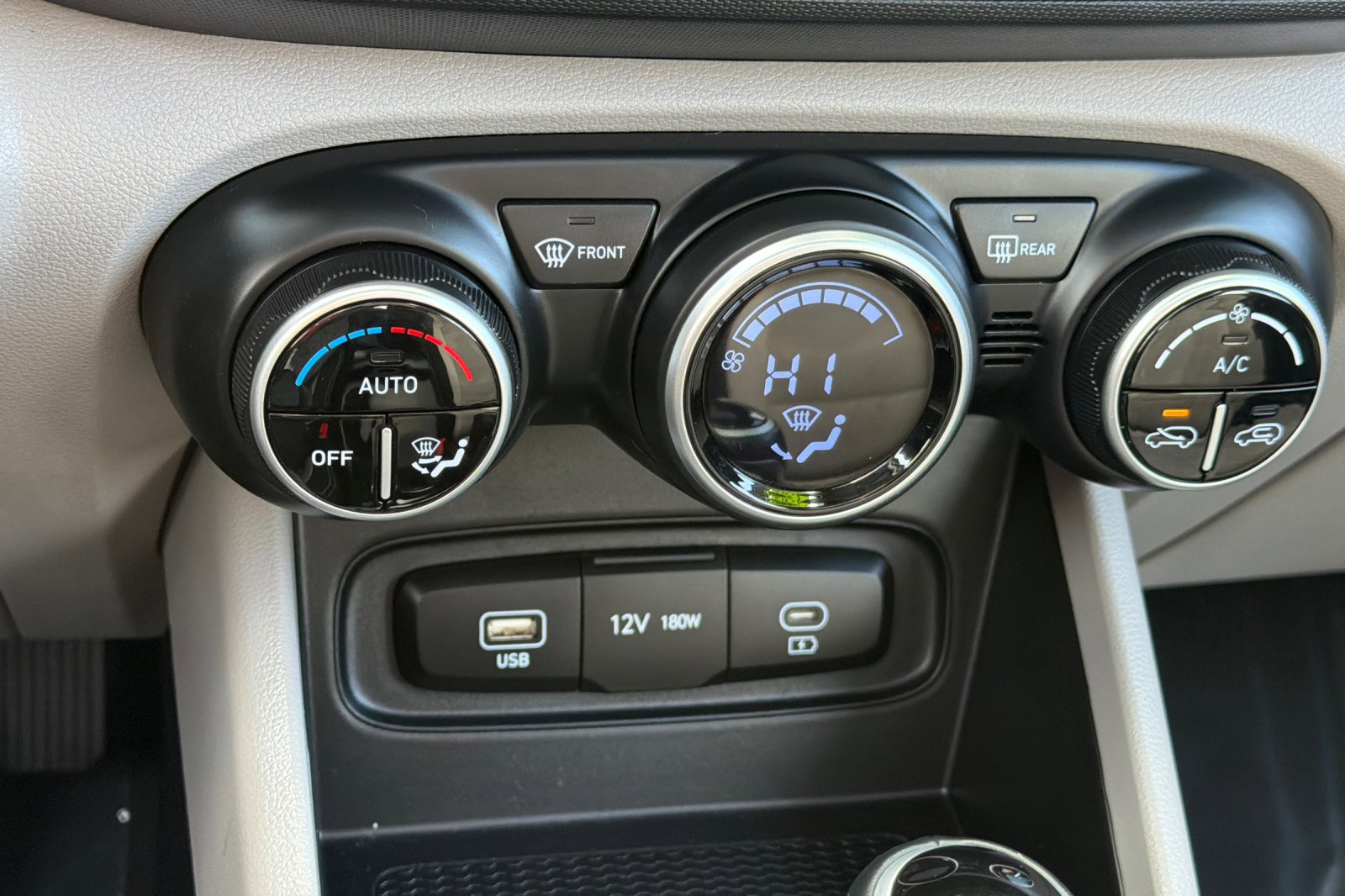 Used 2025 Hyundai Venue SEL image 19