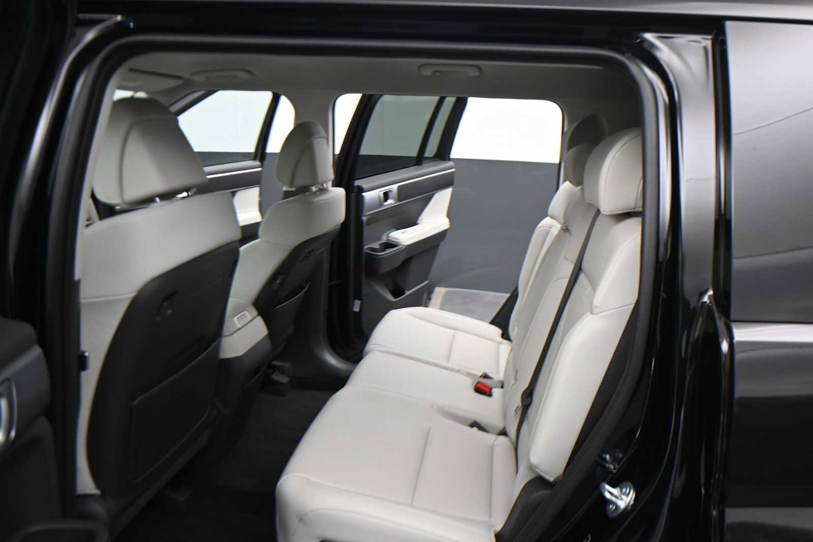 Used 2026 Hyundai Santa Fe SEL AWD/4WD image 16
