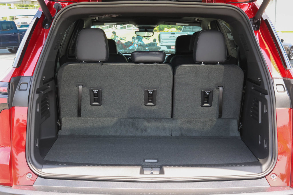 New 2026 Chevrolet Traverse LT w/ Sun and Wheel Package FWD image 8