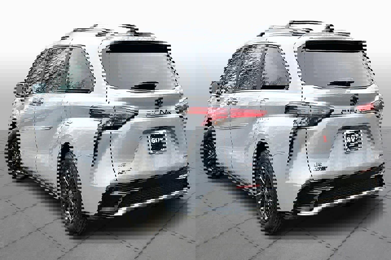 Used 2025 Toyota Sienna XSE w/ XSE Plus Package image 12